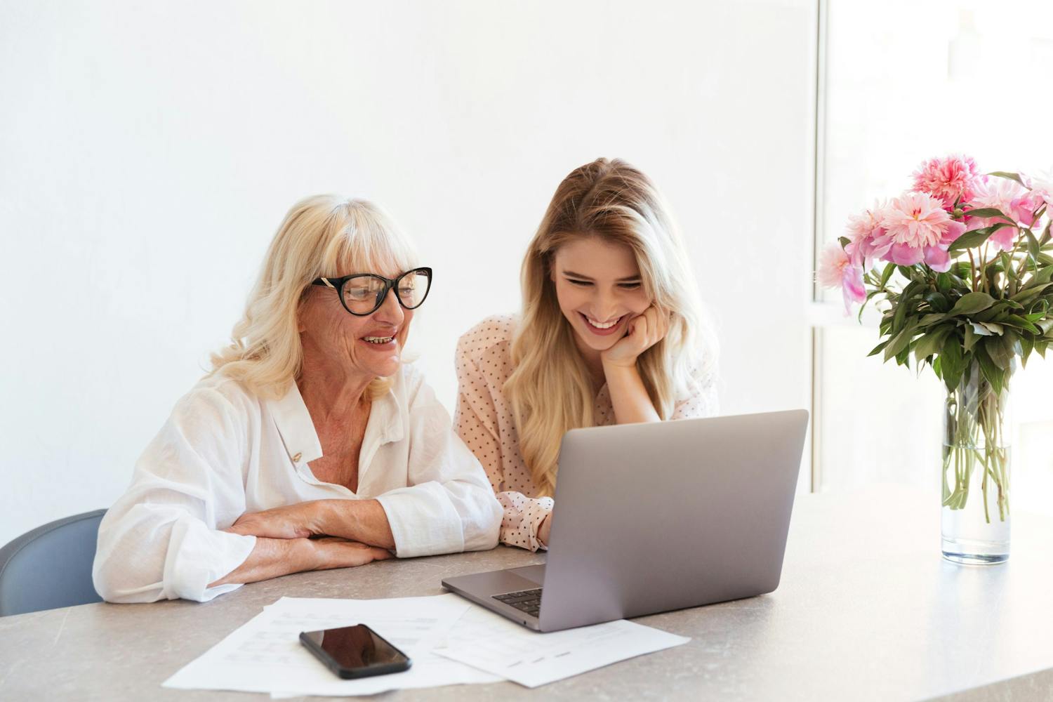 shutterstock 705106180 Familj gör fotobok på datorn.